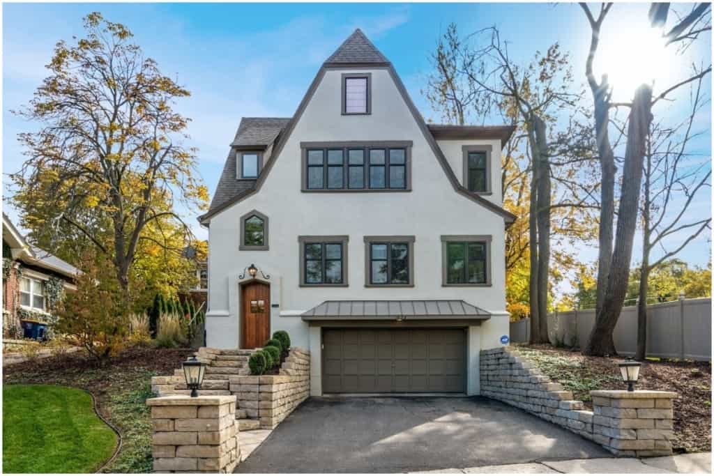 A beautiful white house