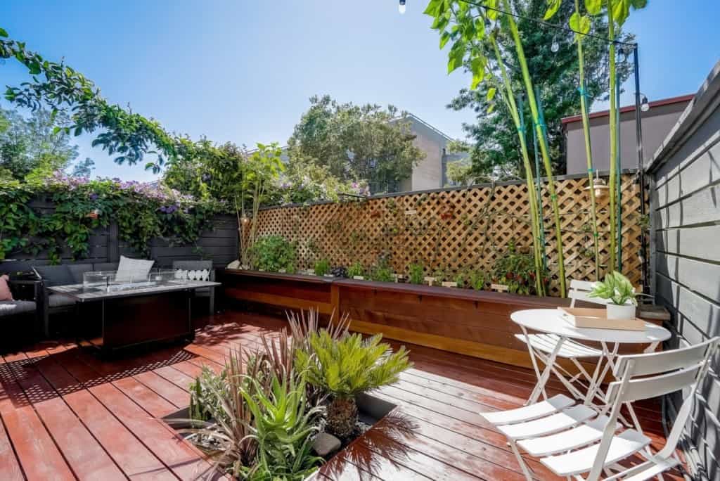 privacy wall with a three thread trellis