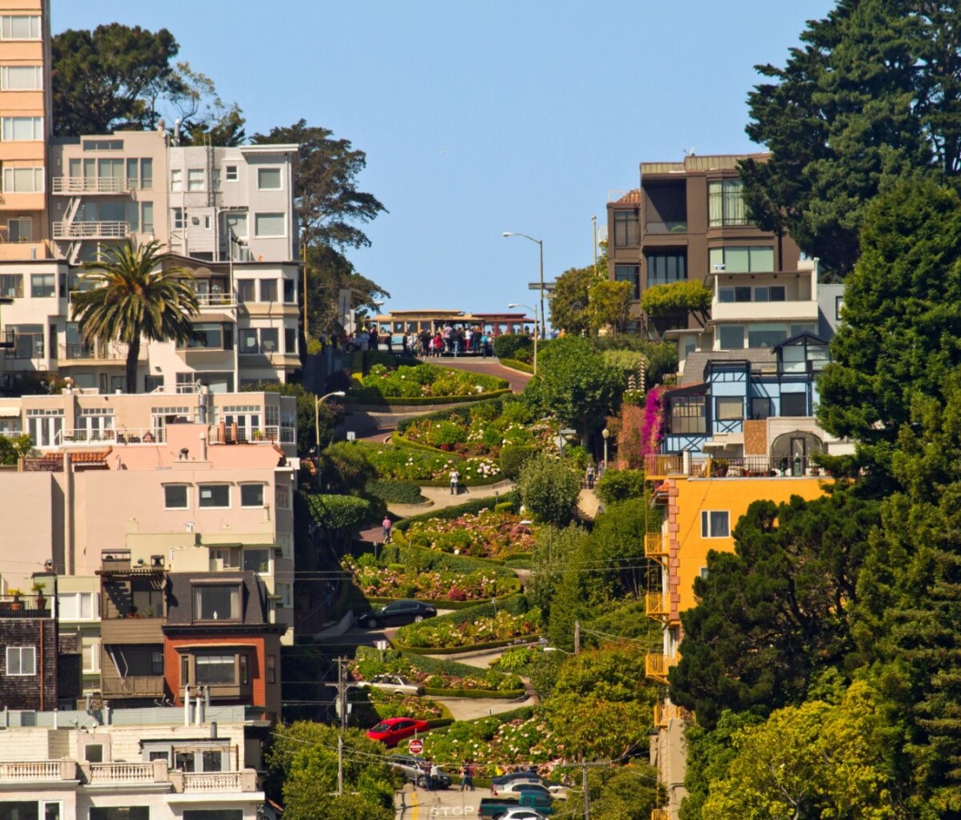 lombard street in san francsico's russian hill neighborhood