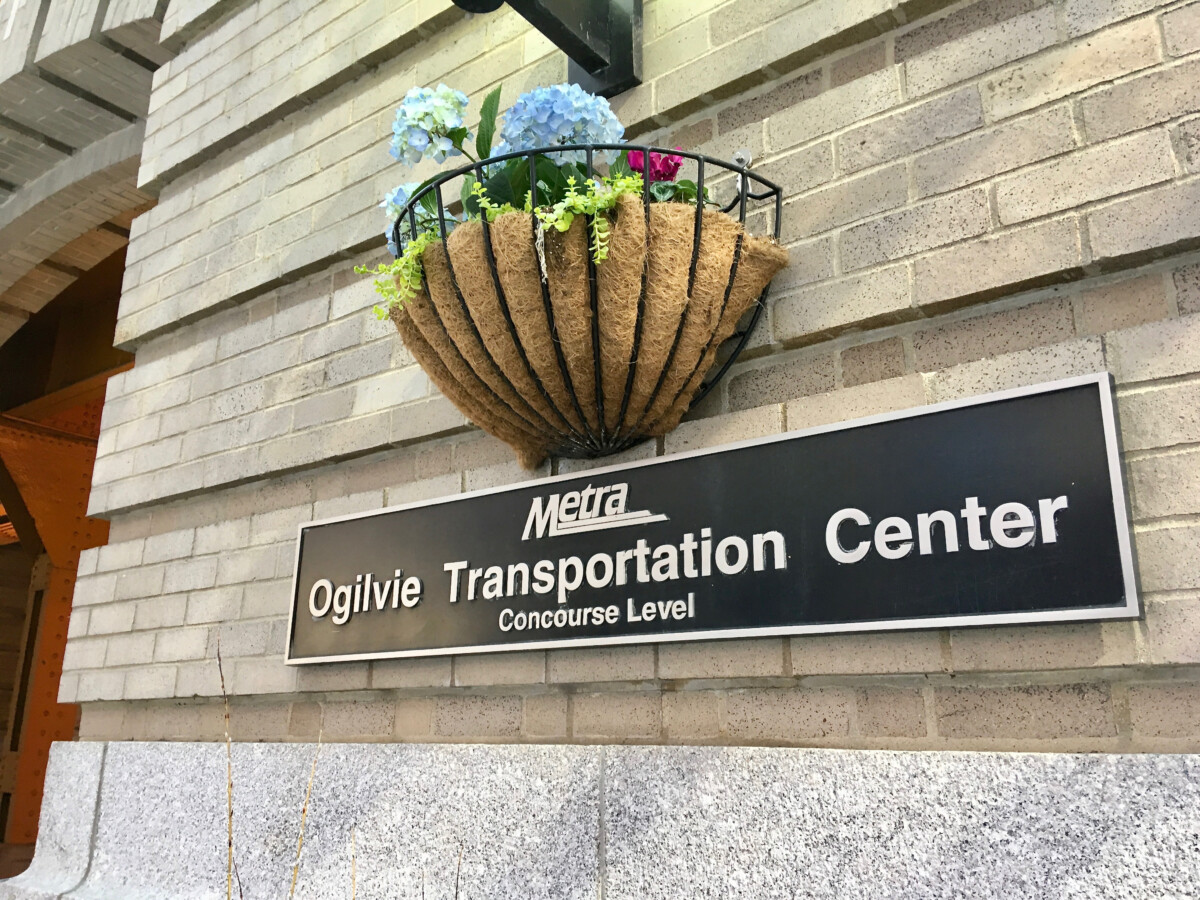 Chicago,,Illinois/may,5,,2019:,Wayfinding,Signage,Directes,Metra,Rail,Passengers