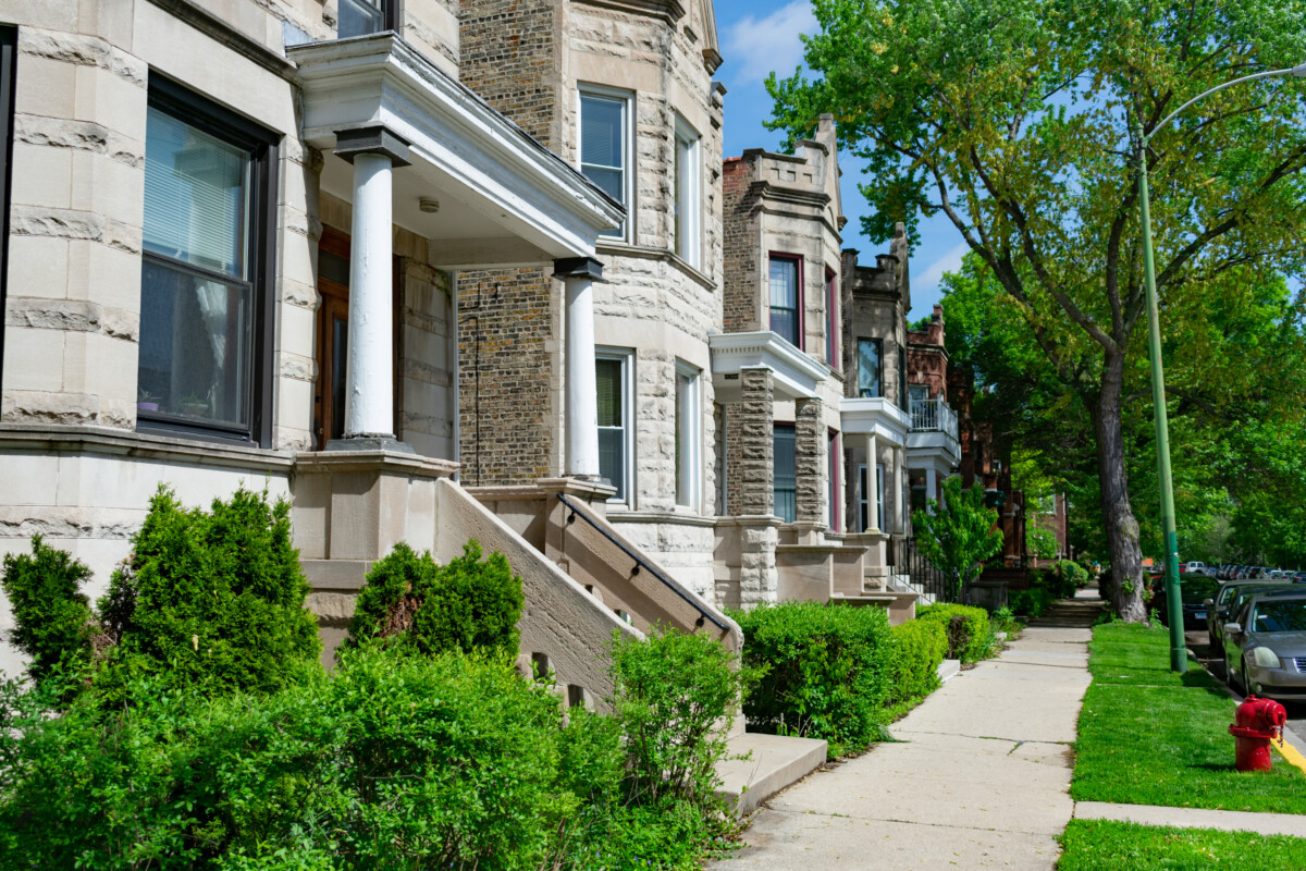 Row,Of,Old,Homes,In,Logan,Square,Chicago,With,Stairs