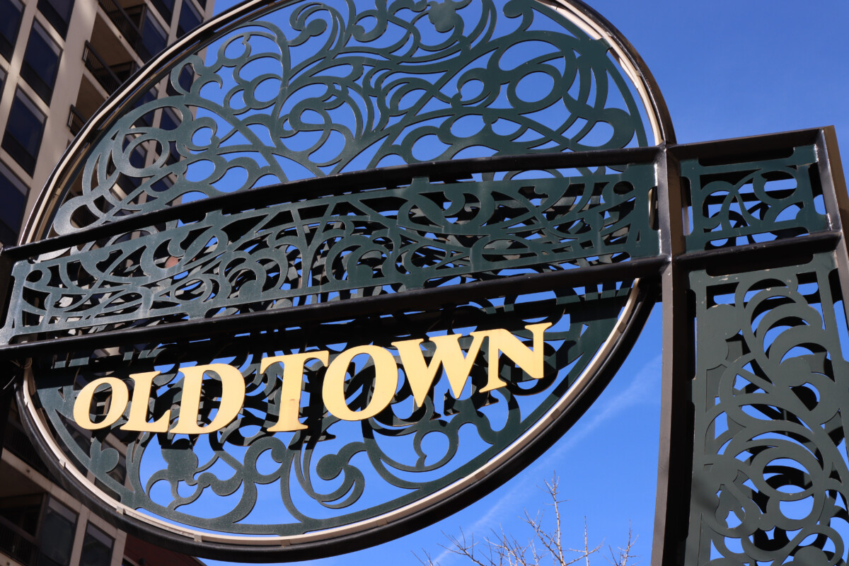 Chicago,,Illinois/usa,-,March,15,,2020:,The,Gold,Sign,And