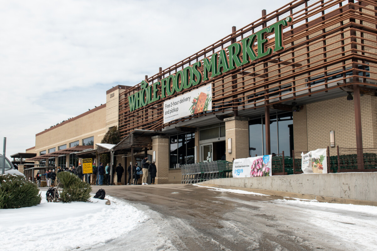 Dallas,,Texas,,Usa,02-16-2021,Customers,Shoppers,Line,Up,Outside