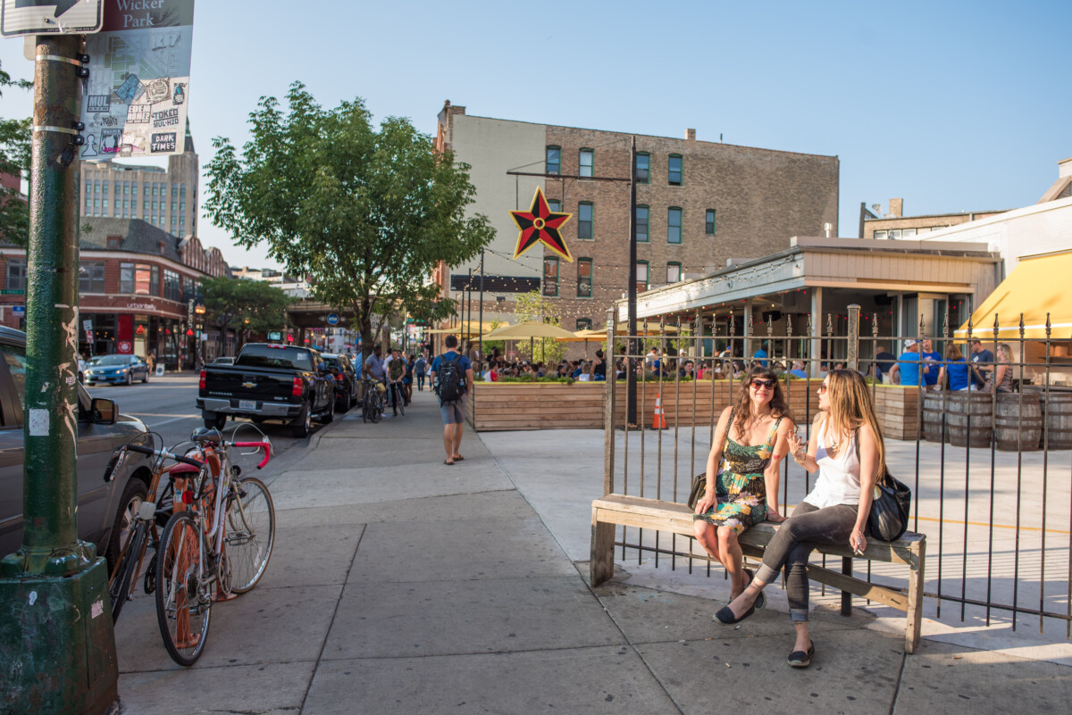 Chicago,,Il,,August,19,,2017:,Two,Stylish,Young,Women,Hang