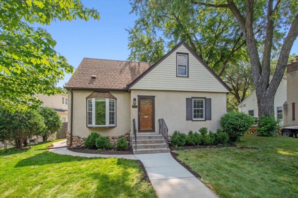 If you make $90,000 a year, here's how much house you can afford.