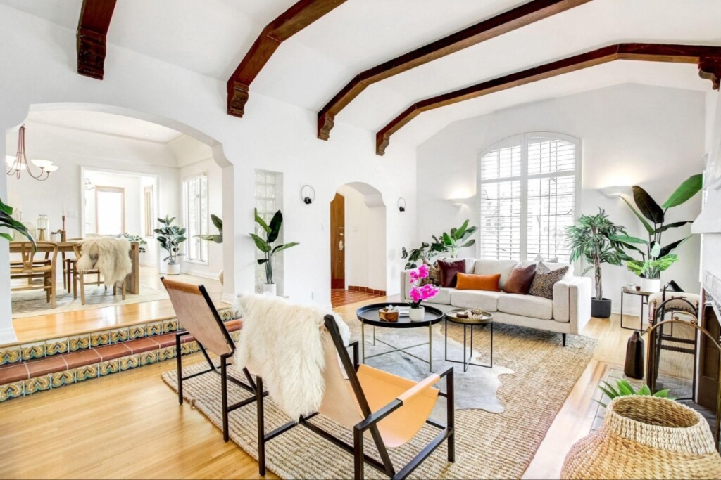 livingroom white and wood
